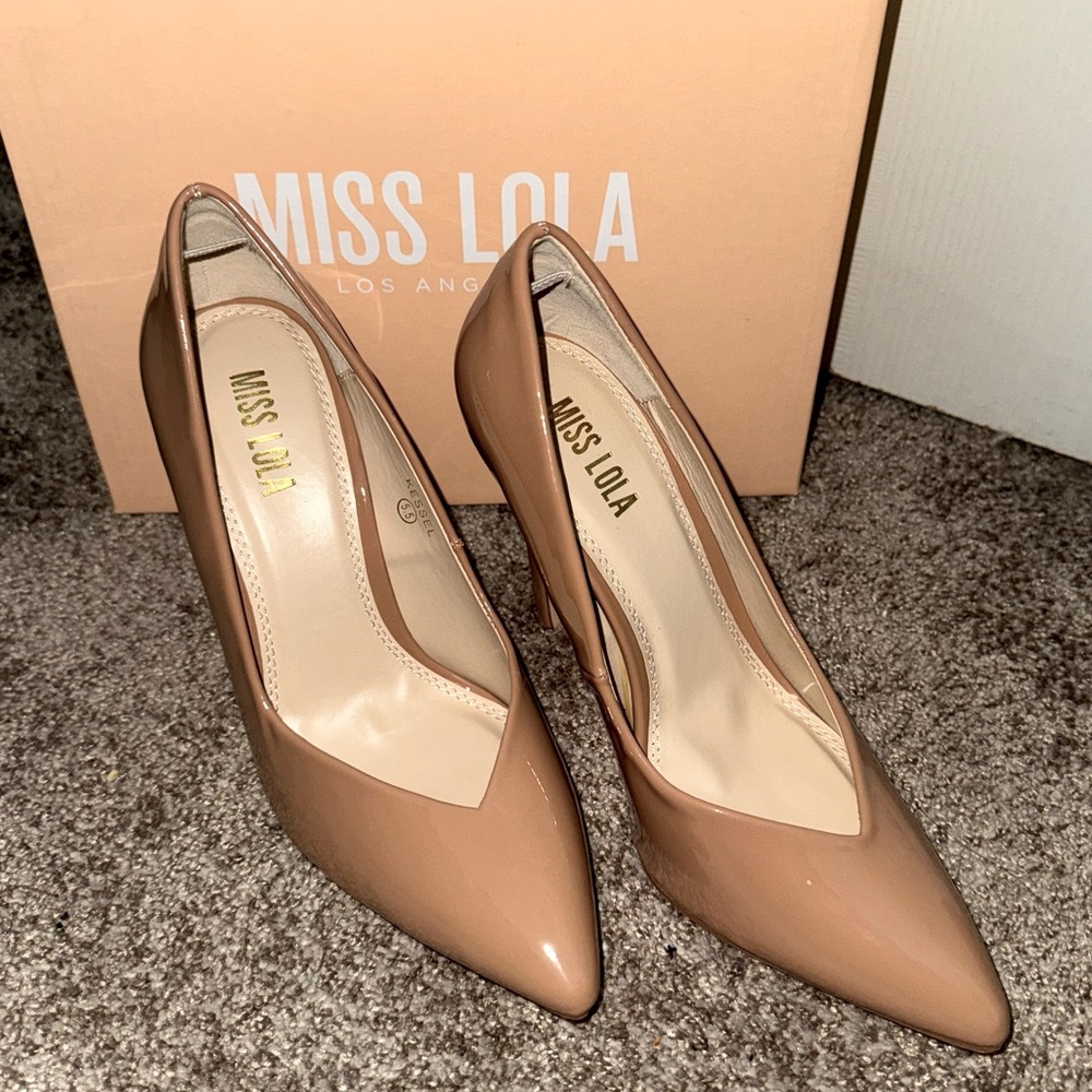 Miss Lola nude pumps size 5.5